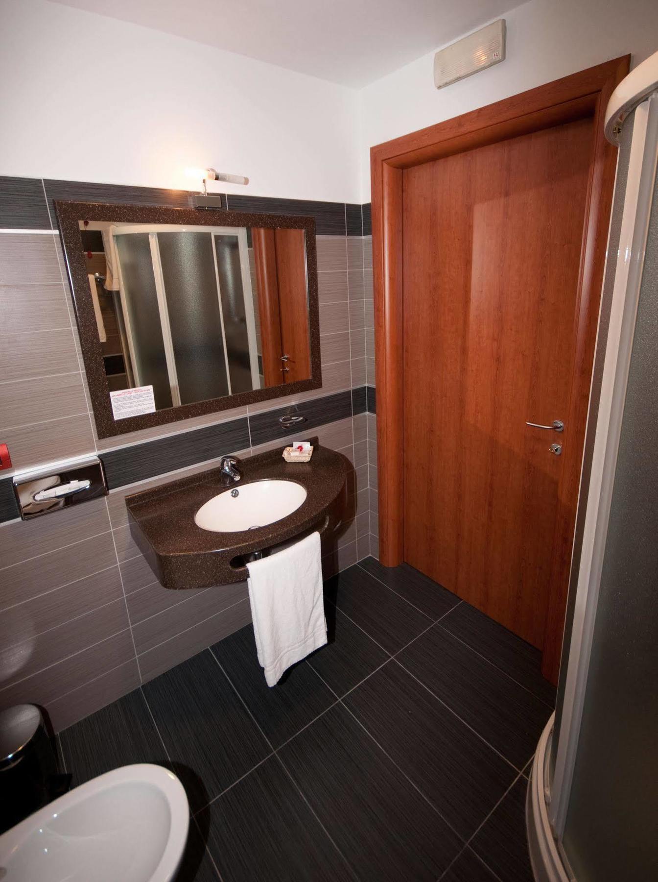 Hotel Brindor Poirino Bagian luar foto