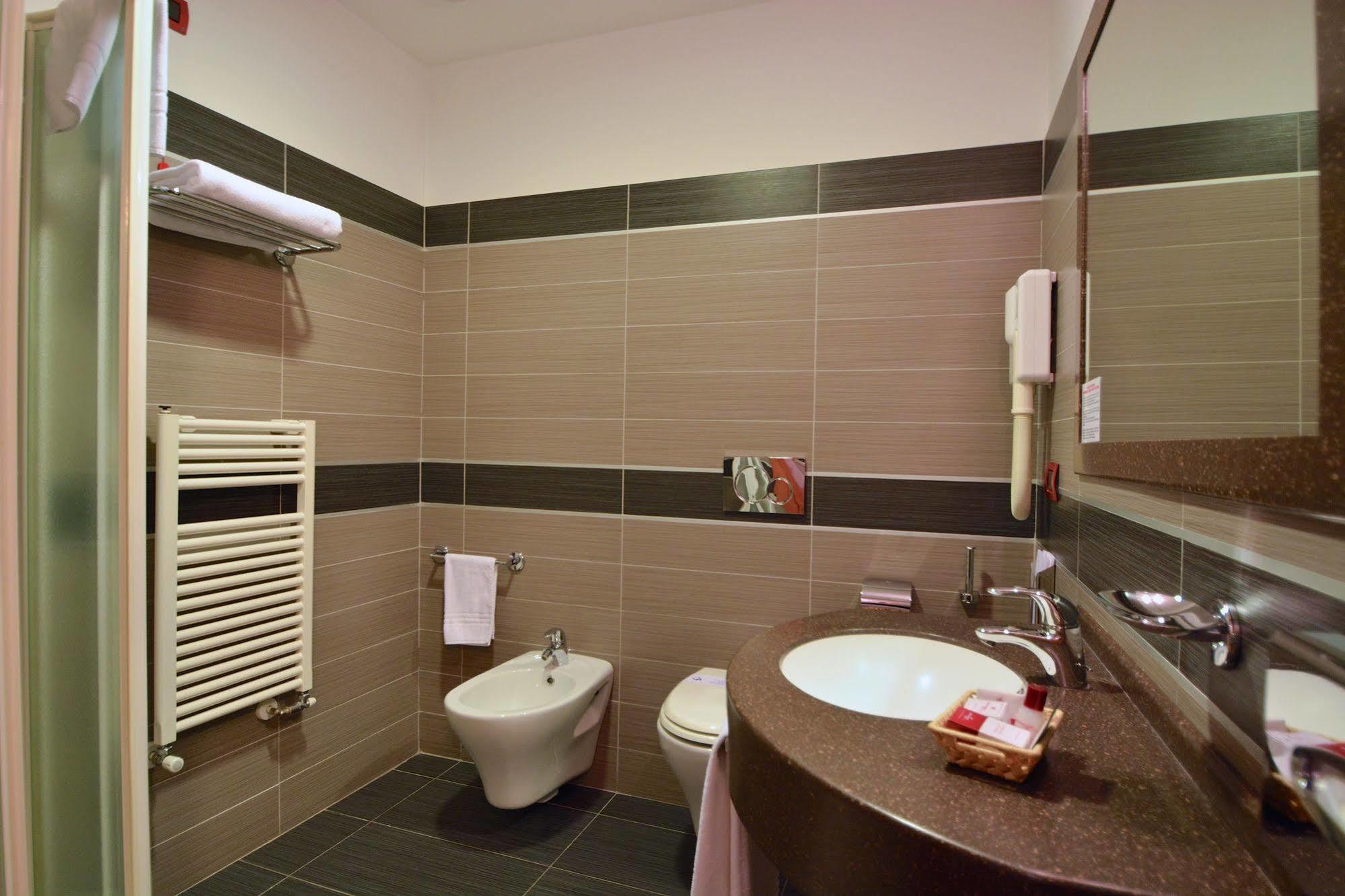 Hotel Brindor Poirino Bagian luar foto