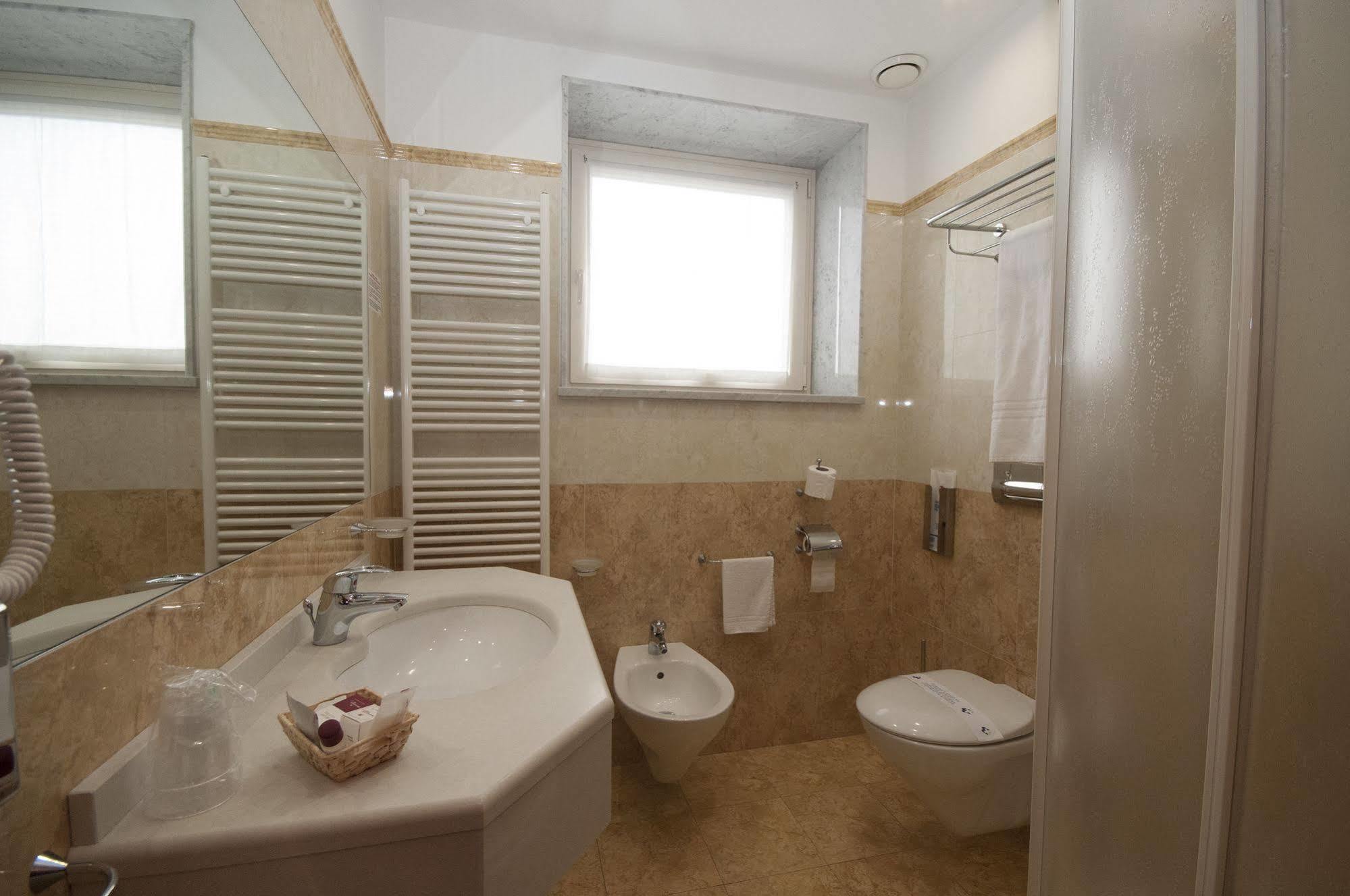 Hotel Brindor Poirino Bagian luar foto